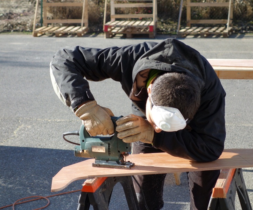 Denis d&eacute;coupe &agrave; la scie sauteuse les ouvertures pour les trappes dans la membrure avant. 