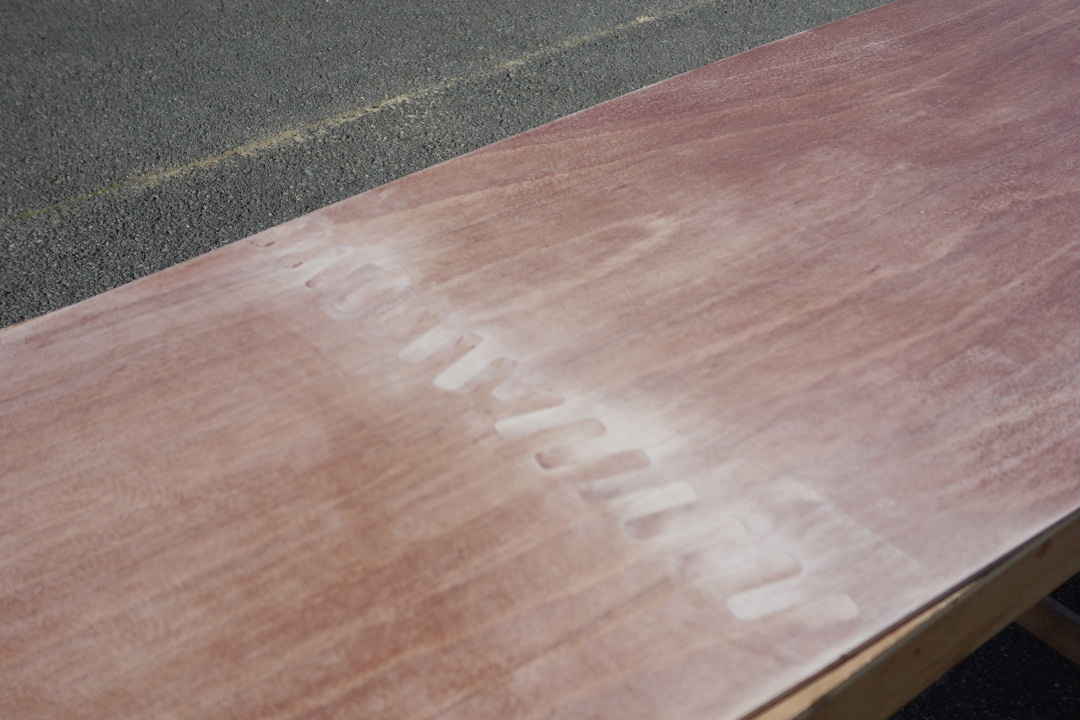 Gros plan sur le joint puzzle qui remplace maintenant le scarf de la sole. Le dessin en chevron assure que l'on ne peut pas assembler ce joint d&eacute;salign&eacute;. 