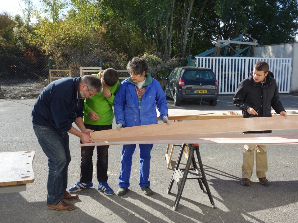 Je montre comment passer et nouer les sutures en fil de cuivre. 