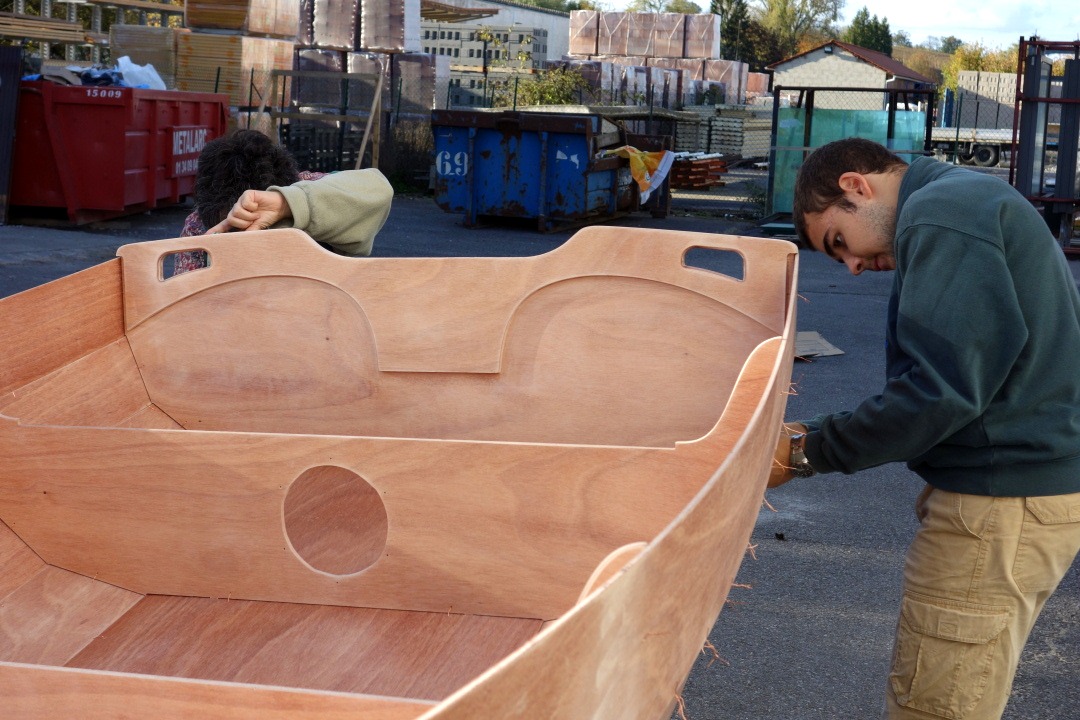 Marie-Pierre et Cyrille "travaillent" les sutures du tableau pour r&eacute;duire les "jours" et am&eacute;liorer l'ajustement des extr&eacute;mit&eacute;s des bord&eacute;s. 