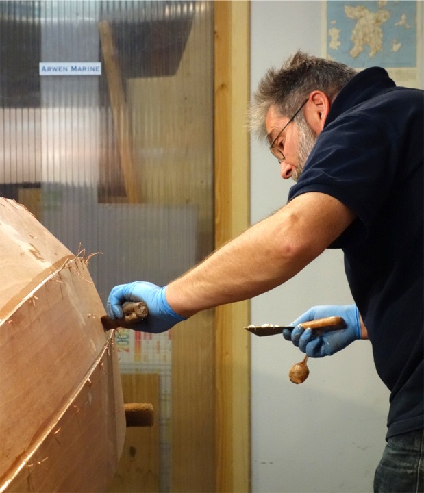 Les filets d'&eacute;poxy charg&eacute;e sont sommairement liss&eacute;s avec le dos d'une cuiller en plastique, puis l'exc&eacute;dent de m&eacute;lange est nettoy&eacute; et recycl&eacute;. Lorsque ce collage est termin&eacute;, nous laissons durcir l'&eacute;poxy jusqu'au lendemain. Nous terminons cette premi&egrave;re journ&eacute;e vers 19h. 