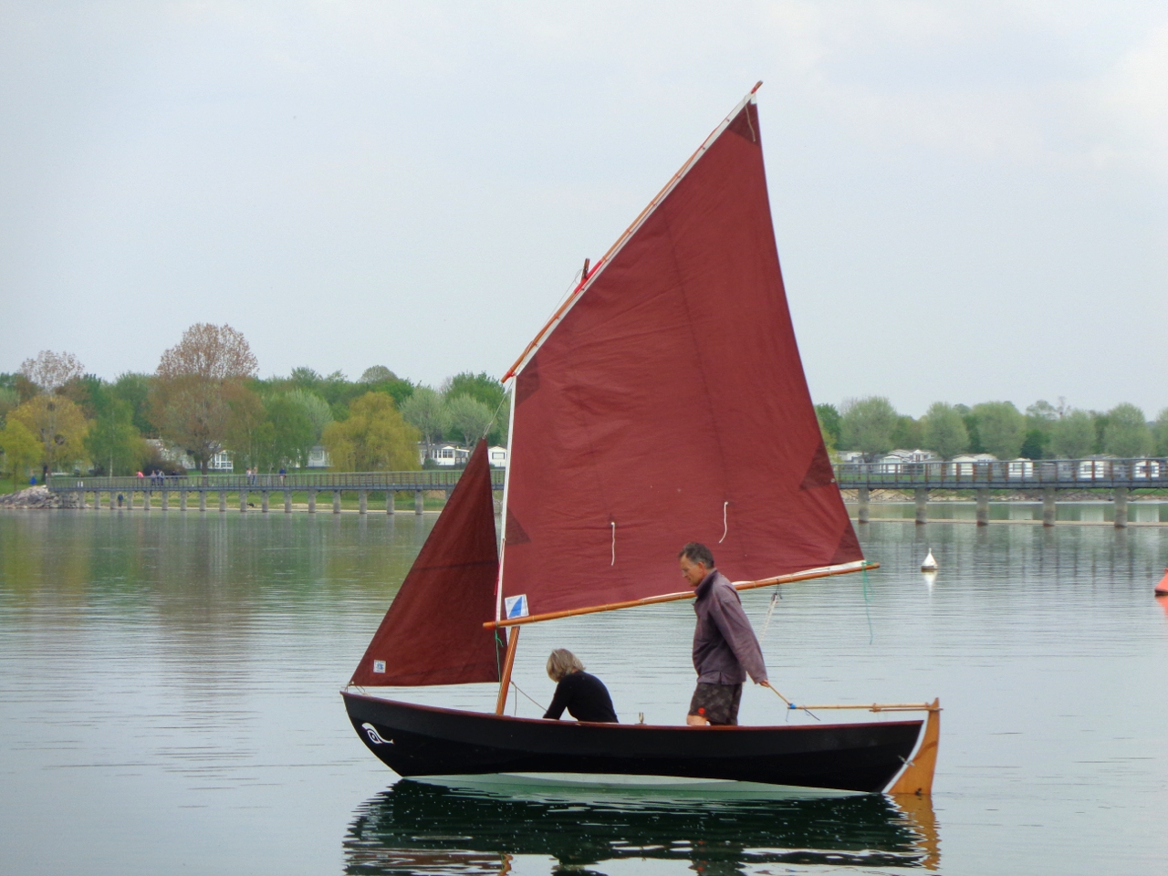 Dominique a install&eacute; le foc de son Doryplume pour compl&ecirc;ter la misaine de Na&iuml;ma. C'est le seul Skerry que je connaisse &agrave; avoir une ligne de flottaison. L'effet est tr&egrave;s r&eacute;ussi, mais attention : le trac&eacute; de la flottaison doit &ecirc;tre impeccable ou l'effet est inverse ! 