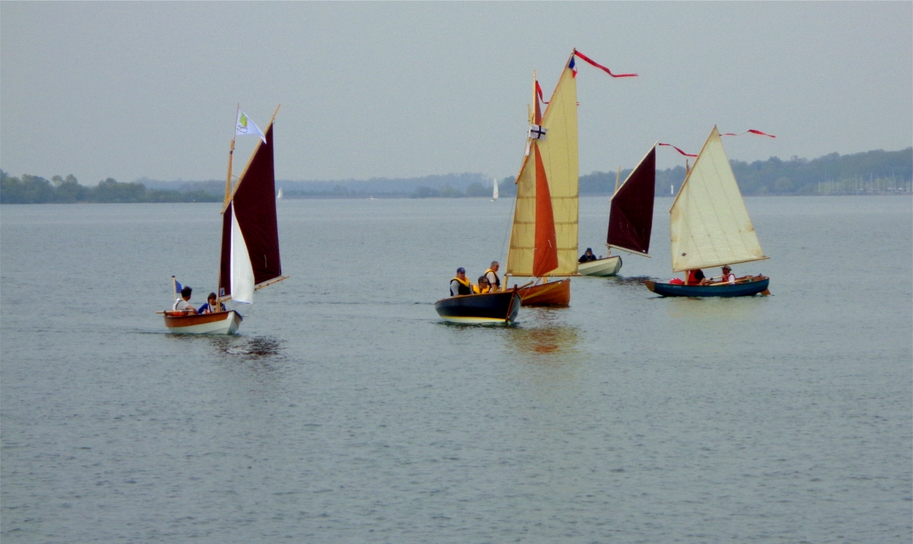 "Méaban", "An Treizh" masquant "Mounouf", "L'Odet" et le PassageMaker Dinghy "Queen Minnie" construit par Emmanuel. C'est une version "emboitable" et il est curieux de le voir sur sa courte remorque en deux morceaux. 