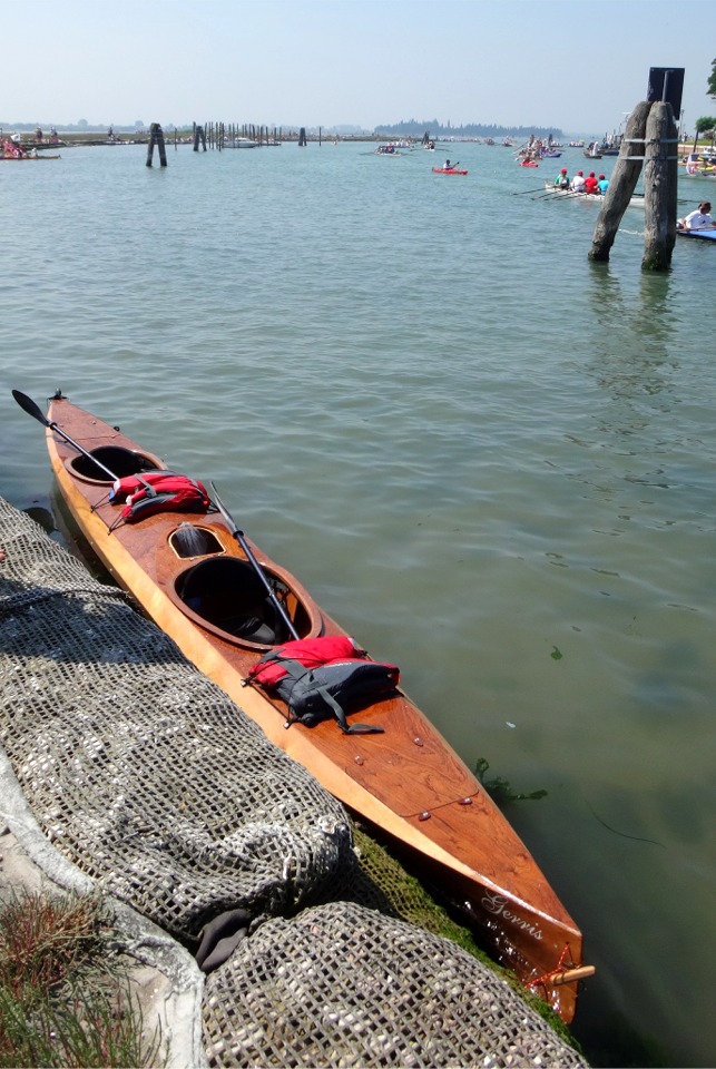 Fran&ccedil;ois m'envoie les trois photos suivantes de Venise, o&ugrave; il a particip&eacute; &agrave; la r&eacute;cente Vogalonga avec le Shearwater Double qu'il a construit l'automne dernier dans les Hautes-Alpes. 
