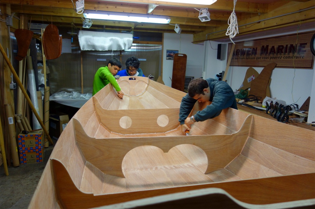 Nous commen&ccedil;ons cette seconde journ&eacute;e par remettre la coque du PassageMaker Dinghy &agrave; l'endroit afin de couper toutes les sutures. En effet, tous les panneaux de coque sont maintenant tenus par le collage &agrave; l'&eacute;poxy, sauf la membrure centrale, que nous allons d&eacute;poser afin de travailler plus facilement sur la surface int&eacute;rieure.