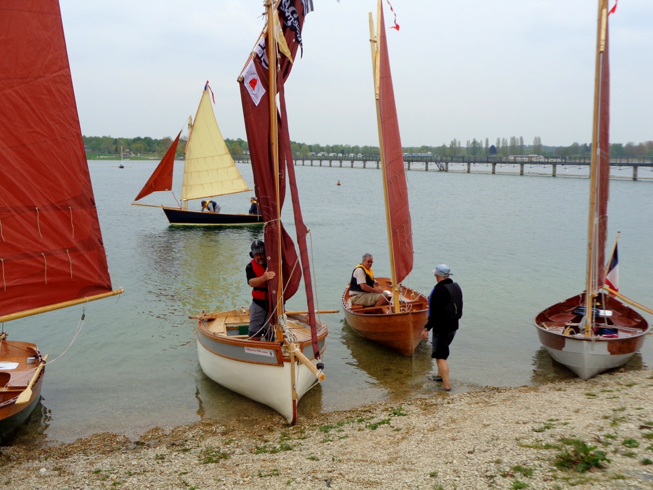 "An Treizh" semble avoir des difficult&eacute;s &agrave; trouver une place au bord, tant nous sommes nombreux cette ann&eacute;e... En effet, nous f&ucirc;mes 37 bateaux participants effectifs, un record pour cette 6eme &eacute;dition du Rassemblement International Arwen Marine ! 