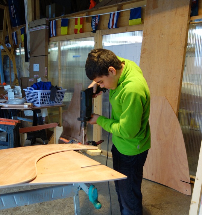 Denis perce &agrave; travers les si&egrave;ges, un martyr tenu par des pinces sous le per&ccedil;age &eacute;vite que les bords du trou de sortie soient d&eacute;chiquet&eacute;s par le for&ecirc;t. 