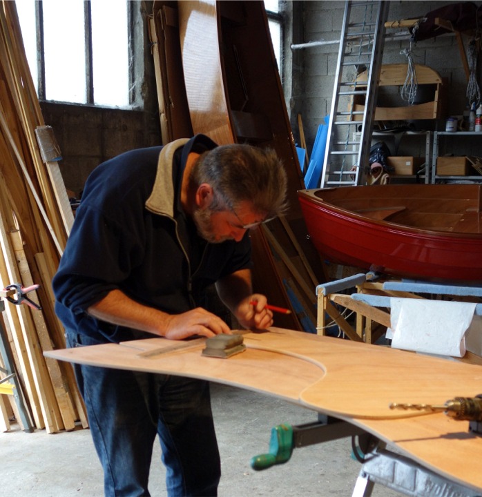 En parall&egrave;le de l'atelier "extraction", je marque pour faire des trous dans les angles des si&egrave;ges. Ces trous serviront &agrave; attacher une sauvegarde pour les dames de nage, une ligne de p&ecirc;che &agrave; la tra&icirc;ne, un pare-battage, ou tout autre chose.