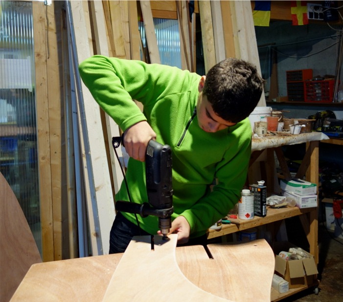 Denis donne un petit coup de fraisage sur tous les trous afin de "casser" l'ar&ecirc;te. 