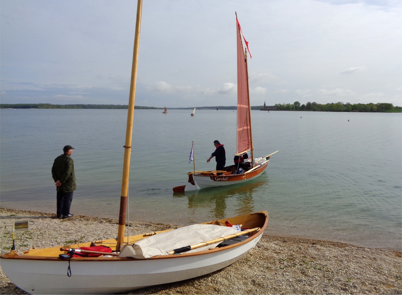 Allez, on ne va pas laisser perdre ce beau soleil ! J'embarque Hervé et nous allons en profiter pour tester le spi asymétrique de 6 m2 de "Gandalf". qui ne m'avait pas trop convaincu lors de mon premier essai fin mars à Jablines. C'est "La Marie Pupuce" au premier plan. 