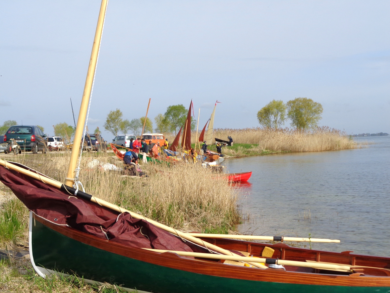 Le joli Aber "Point-Virgule" construit par Marc, dont c'était le lancement officiel (après ses deux pré-lancements à Jablines), est prêt à prendre la mer, enfin le lac, on se comprend... 