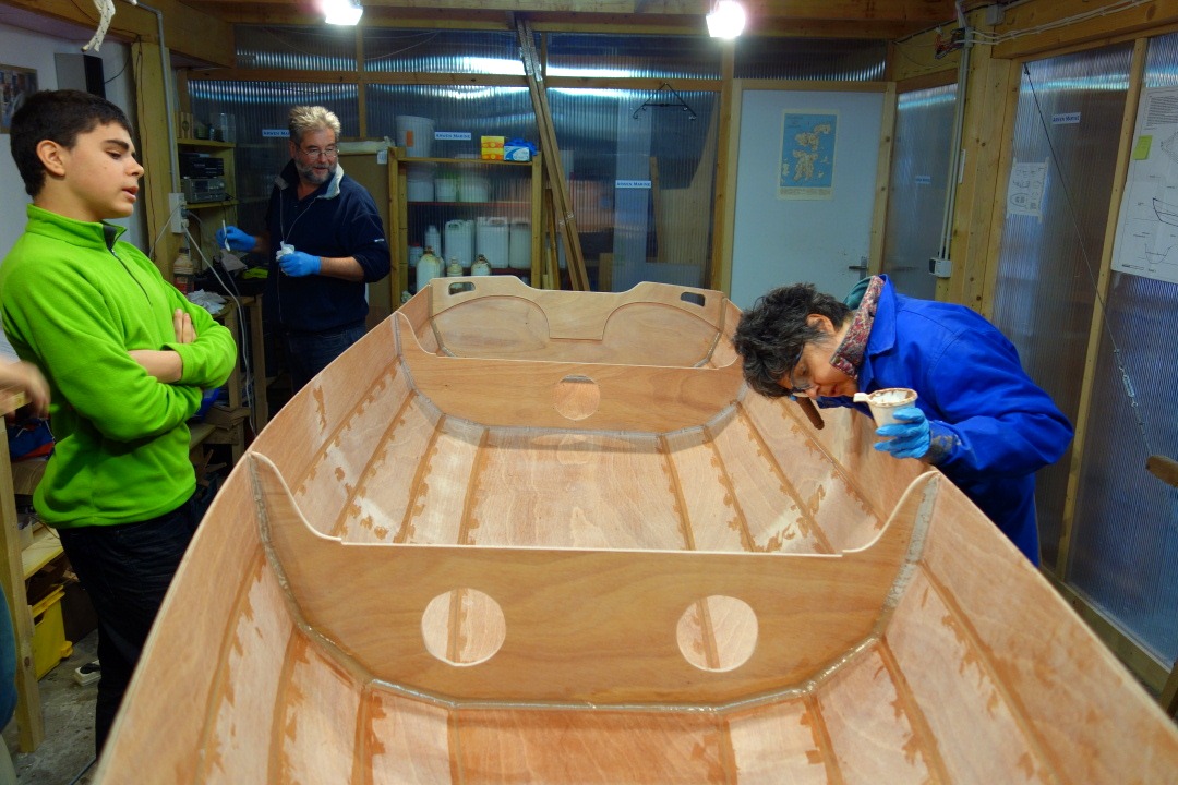 L'op&eacute;ration de ramassage de l'exc&eacute;dent d'&eacute;poxy est la plus d&eacute;licate du processus, car il ne faut pas ab&icirc;mer les joints fra&icirc;chement r&eacute;alis&eacute;s. 