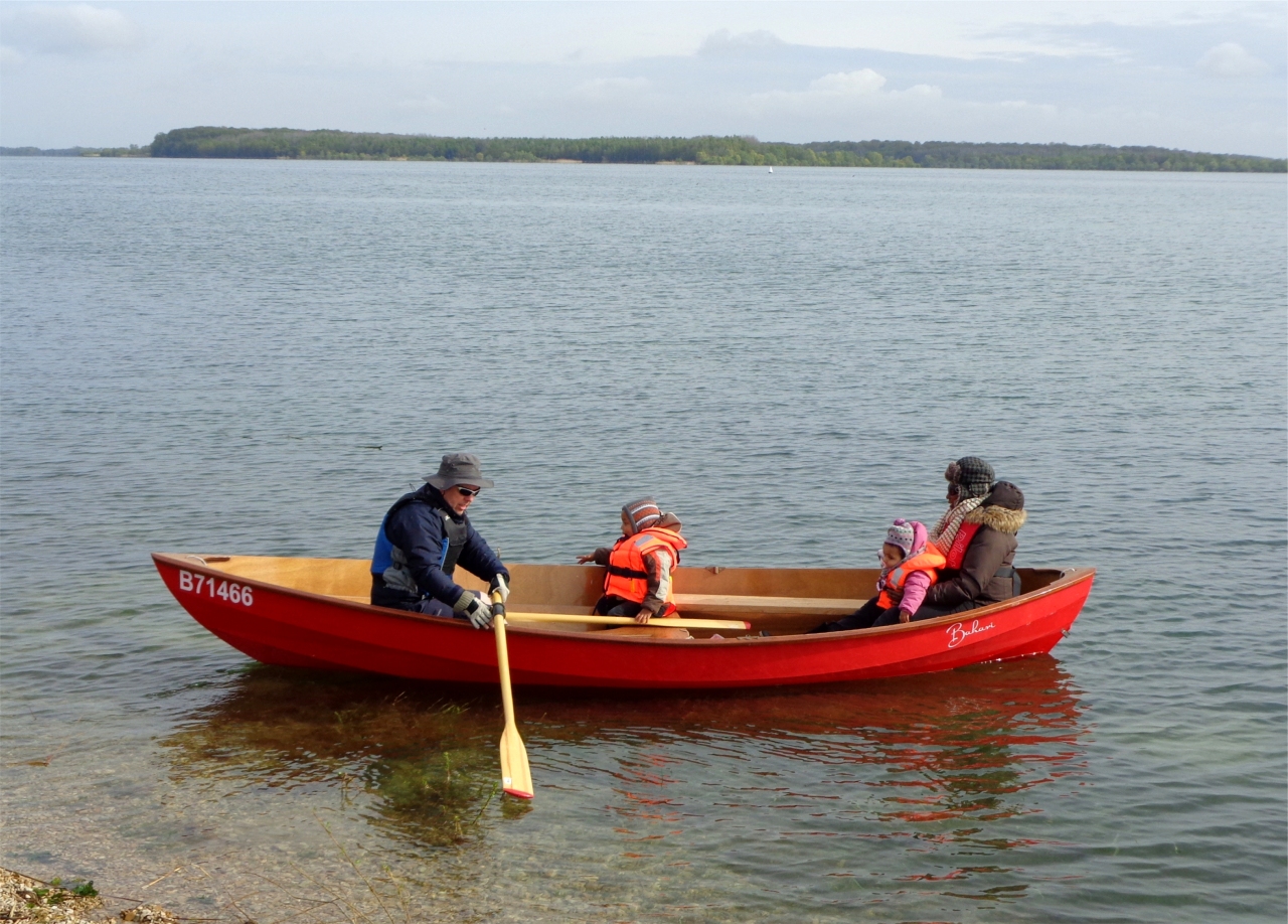 Benoit fait de nouveau un tour en famille à l'aviron. Notez l'habillement des passagers de ce Skerry, qui trahit la fraicheur ambiante. C'est ballot d'avoir un retour de l'hiver juste le week-end où on navigue... 