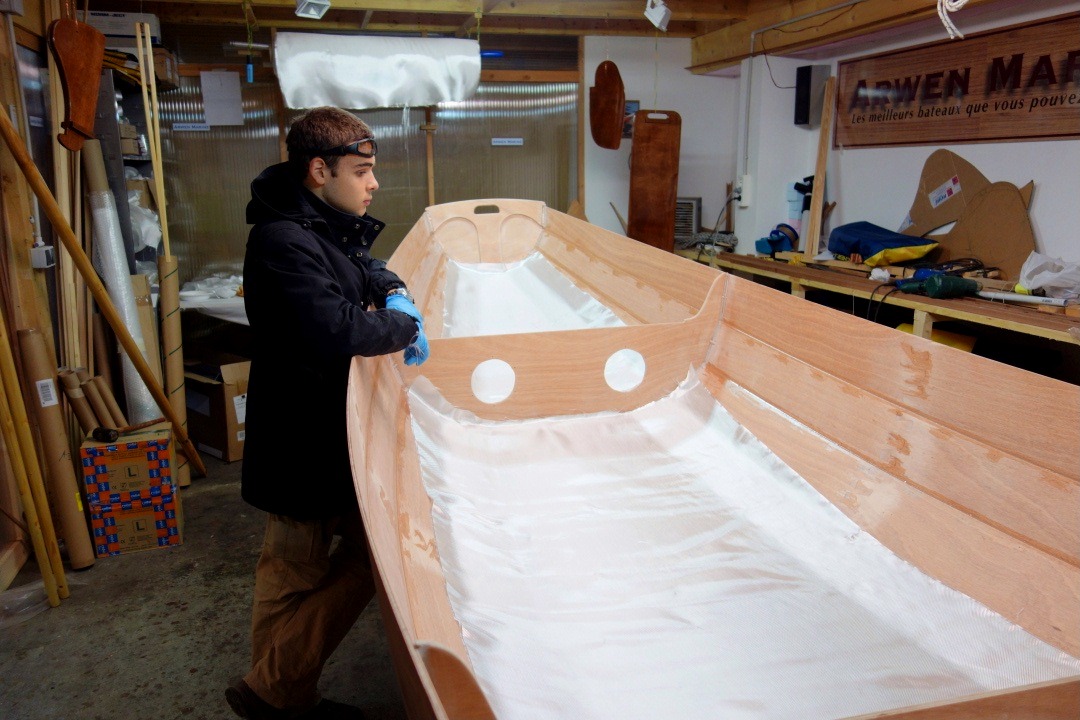 Nous avons pos&eacute; trois pi&egrave;ces de tissu de verre (serg&eacute; 2/2 de 162 g/m2) sur le fond de la coque. Seuls les bord&eacute;s 1 sont couvert avec la sole. L'architecte a calcul&eacute; que le renfort sur les bord&eacute;s 2, 3 et 4 ne valait pas le surpoids et la difficult&eacute; ajout&eacute;e. 