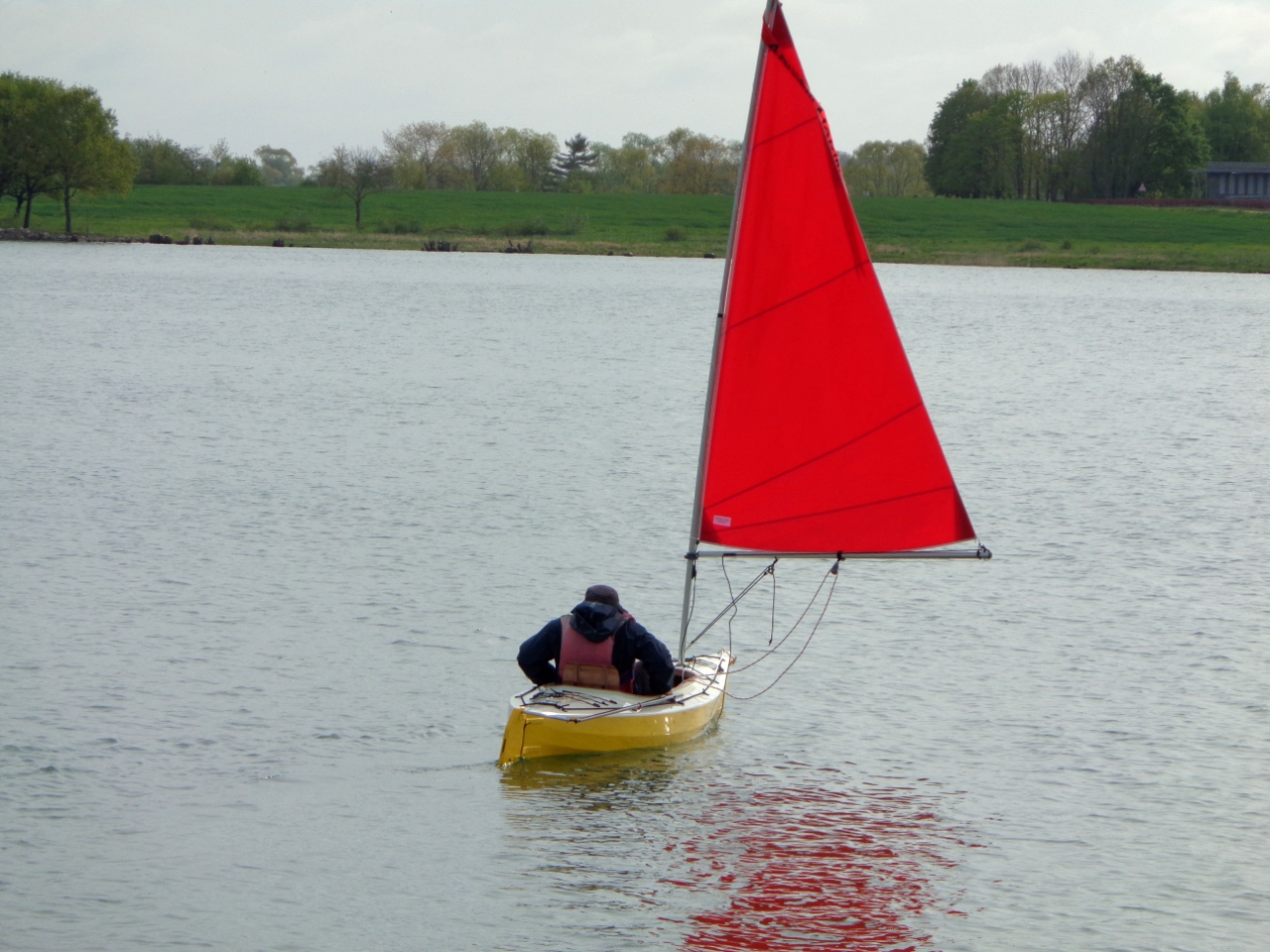 Didier teste "Merzin", le superbe kayak impeccablement construit par Francis, qui aura une plus grande voile s'il est sage ! 