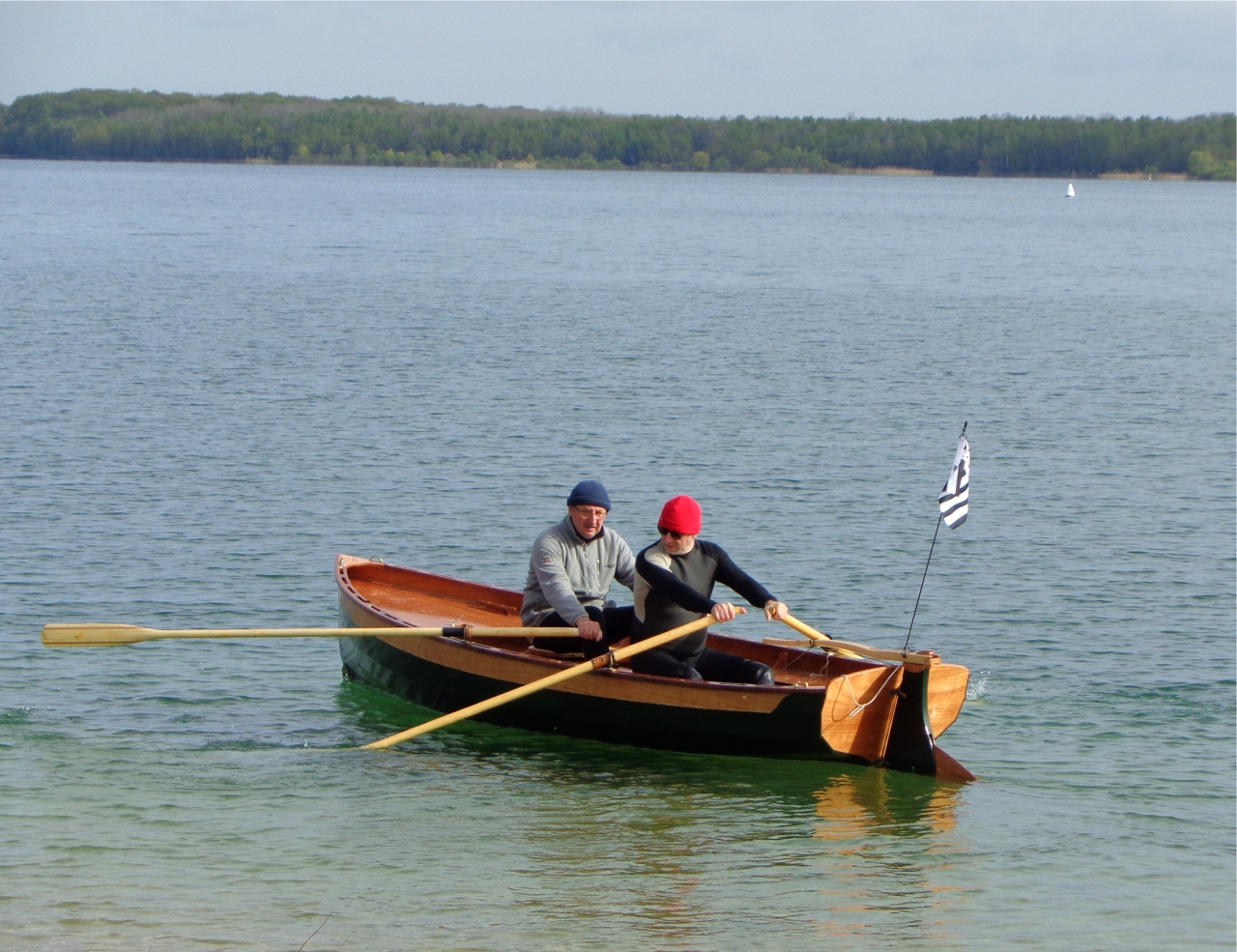 Herv&eacute; (en position avant) teste l'aviron en double sur "Agathe". La construction r&eacute;cente de "Mounouf" (Silmaril N&deg;3) avec Benoit a grandement raviv&eacute; mon respect pour sa propre construction en solitaire au d&eacute;but de l'ann&eacute;e derni&egrave;re ! 