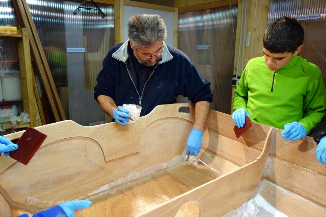 Je finis au pinceau en ajoutant un peu de r&eacute;sine dans les coins, car c'est un peu d&eacute;licat de bien saturer &agrave; la squeegee sur les bords. 
