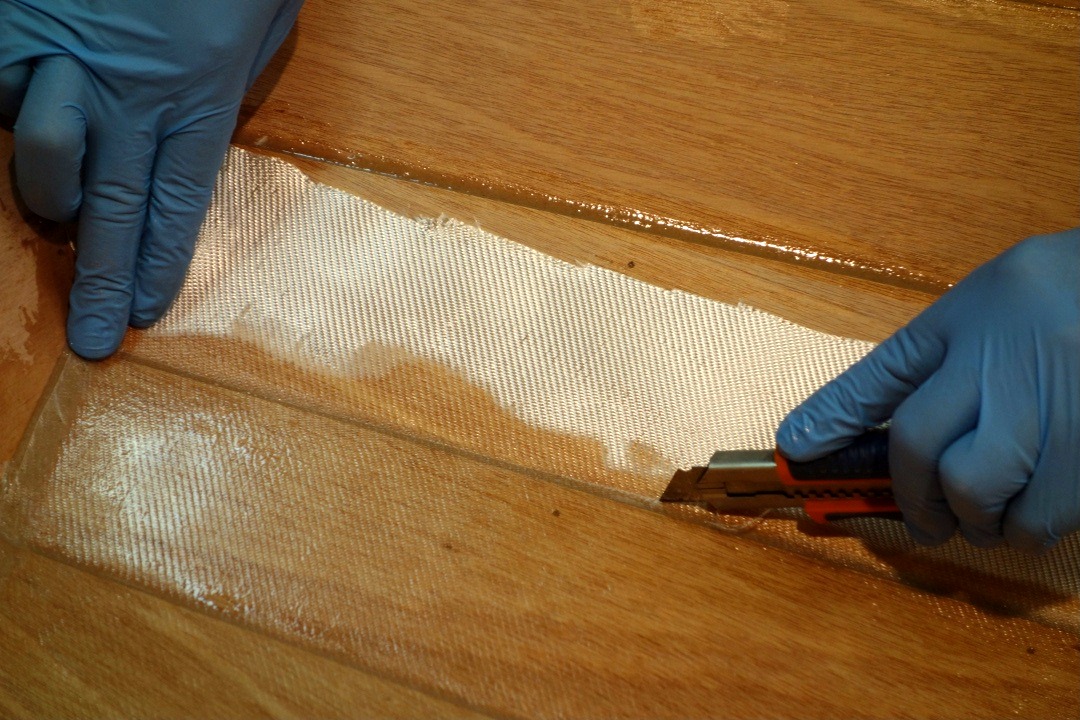 D&egrave;s que nous avons termin&eacute;, je coupe au cutter l'exc&eacute;dent de tissu, sur le joint entre les bord&eacute;s 1 et 2. 