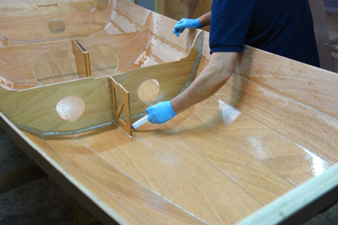 Nous allons commencer par coller l'&eacute;pontille, qui est &eacute;galement tenue par deux vis &agrave; travers la sole et une &agrave; travers la membrure avant. Nous ench&icirc;nerons par l'emplanture du m&acirc;t, puis par la membrure centrale et le puits de d&eacute;rive, et nous finirons par les si&egrave;ges. 