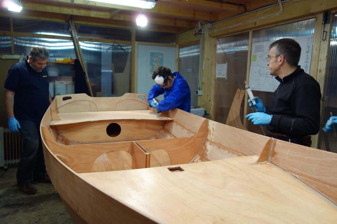 Tous les parties en contact avec le fond de la coque sont coll&eacute;es, et nous avons fait de bons gros joints-cong&eacute;s pour renforcer ces collages, puis nous collons les si&egrave;ges avant et arri&egrave;re, qui sont aussi les "couvercles" des caissons &eacute;tanches. 