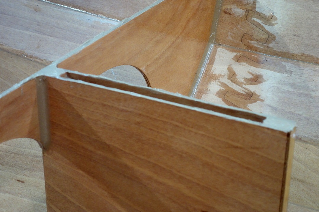 Gros plan sur le haut encoll&eacute; du puits de d&eacute;rive. Nous retournerons le PassageMaker Dinghy pour faire des joints-cong&eacute;s dans tous les angles entre les si&egrave;ges et les membrures, ainsi que ceux entre le si&egrave;ge central et le haut du puits de d&eacute;rive. 