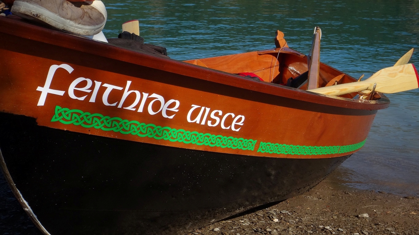 Les six images suivantes nous arrivent de Fran&ccedil;ois, qui vient de terminer, avec ce magnifique Skerry, son troisi&egrave;me kit Arwen Marine !!! Le bapt&egrave;me a eu lieu le 2 ao&ucirc;t sur le lac de Serre-Pon&ccedil;on. Son nom signifie "Neponorpha" ou punaise d'eau en ga&euml;lique (c'est s&ucirc;r que &ccedil;a sonne mieux en ga&euml;lique !) 