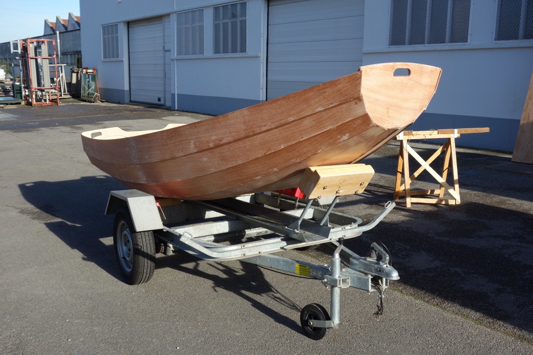 Nous posons le PassageMaker Dinghy sur sa remorque, qui est en fait une remorque &agrave; moto que Jean a adapt&eacute;e pour transporter le nouveau bateau. Cet essayage nous permet de valider les am&eacute;nagements : le bateau sera assez cabr&eacute;, mais il est bien pos&eacute; et le porte-&agrave;-faux arri&egrave;re est limit&eacute;.
