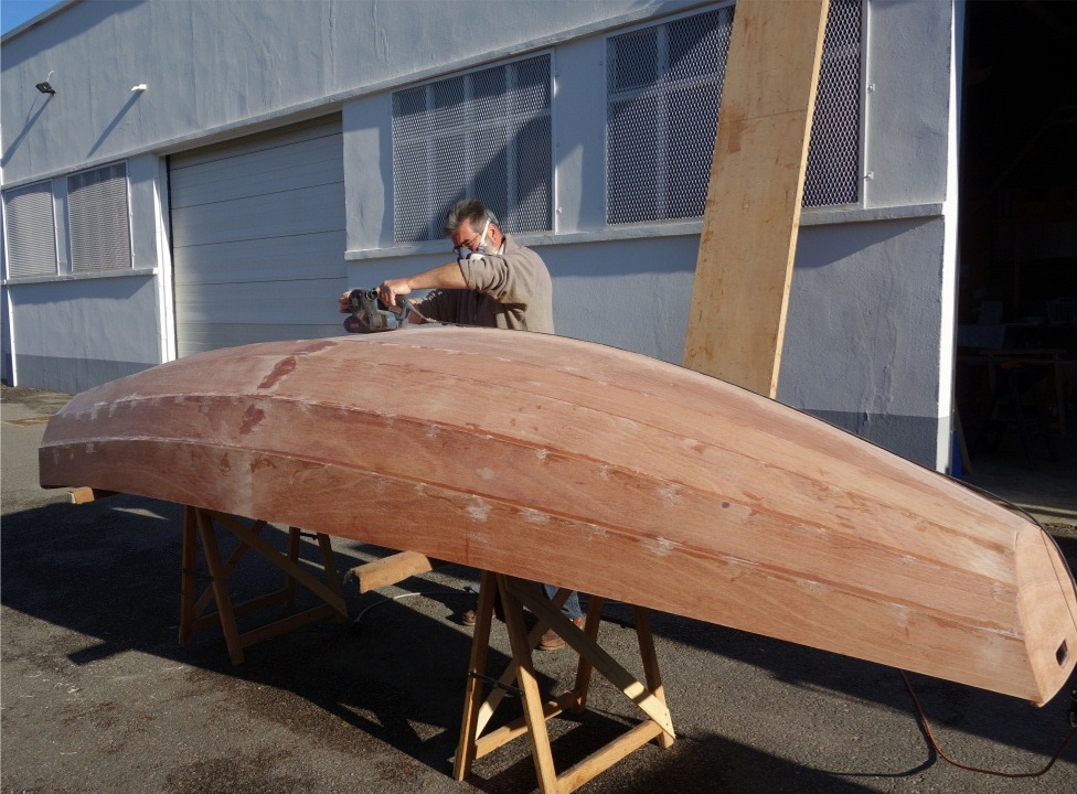 Nous avons pratiquement termin&eacute; le travail sur l'int&eacute;rieur du bateau et allons aujourd'hui nous consacrer &agrave; l'ext&eacute;rieur. Nous commen&ccedil;ons par un gros pon&ccedil;age pour rabattre les ar&ecirc;tes des bord&eacute;s 1 &agrave; leur jonction avec la sole, car sole et bord&eacute;s seront stratifi&eacute;s et il faut limiter le "relief" sous la stratification afin d'&eacute;viter la formation de bulles. 