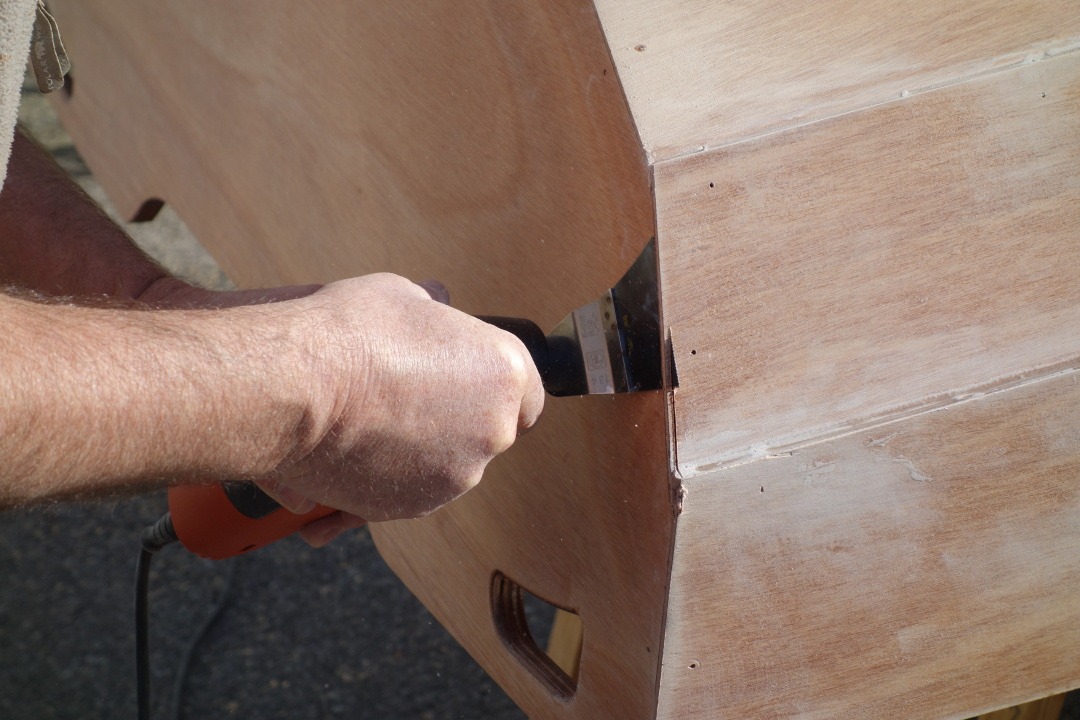 Nous utilisons une scie affleurante pour couper les extr&eacute;mit&eacute;s des bord&eacute;s au droit du tableau, visible ici, et de la marotte. 