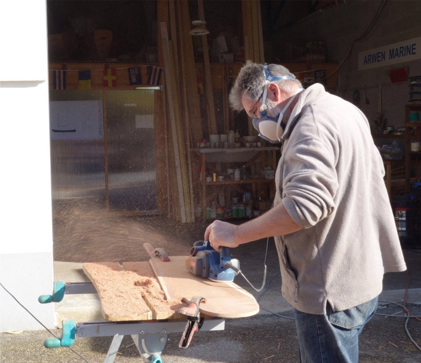 En parall&egrave;le, je profile le safran et la d&eacute;rive. Ici je taille le bord de fuite du safran au rabot. Je repasserai ensuite &agrave; la ponceuse &agrave; bande, puis finirai &agrave; la ponceuse orbitale. 