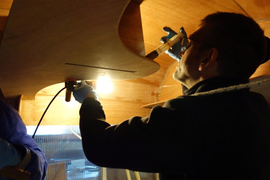 En effet, sans rehausseur, la zone de travail est un peu trop haute. Jean utilise ici encore la seringue pour d&eacute;poser l'&eacute;poxy charg&eacute;e qui sera ensuite form&eacute;e en joint-cong&eacute;. 