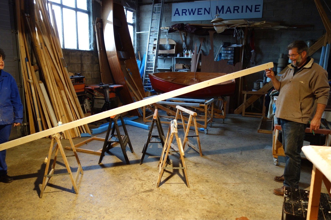 Je v&eacute;rifie que notre futur m&acirc;t est raisonnablement rectiligne. Il est assez d&eacute;licat de trouver du bois correct pour faire les espars chez les marchands de mat&eacute;riaux, &agrave; moins d'utiliser du bois import&eacute;, ce que j'essaie d'&eacute;viter. On peut difficilement aujourd'hui &eacute;viter d'utiliser des bois tropicaux pour les coques, alors que les espars sont r&eacute;alis&eacute;s en sapin, largement disponible en France. 