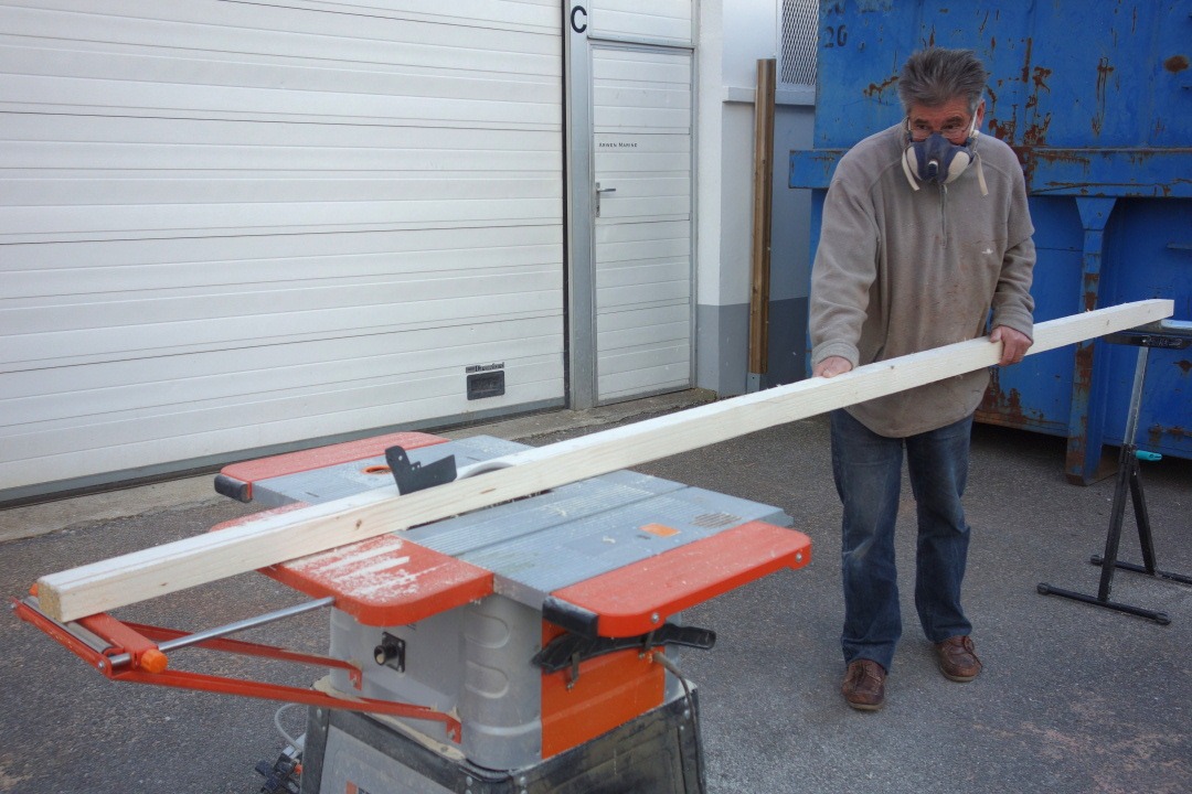 Je coupe l'une des faces du m&acirc;t pour l'affiner en t&ecirc;te. Les 4 faces sont affin&eacute;es selon un profil qui pr&eacute;serve la section la plus forte sur la partie basse de l'espar, qui travaille le plus. 