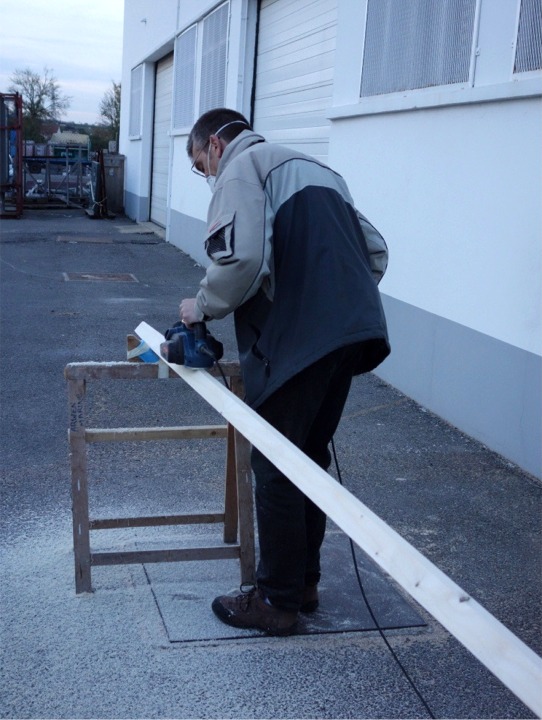 Jean cr&eacute;e la face &agrave; 45&deg; par passes successives au rabot, afin de le passer du carr&eacute; &agrave; l'octogone (pas tout &agrave; fait, les 4 nouvelles faces seront un peu plus petites que les premi&egrave;res), et on finira en adoucissant les 8 ar&ecirc;tes. La partie la plus basse du m&acirc;t, de l'emplanture &agrave; l'&eacute;tambrai, restera de section carr&eacute;e. 