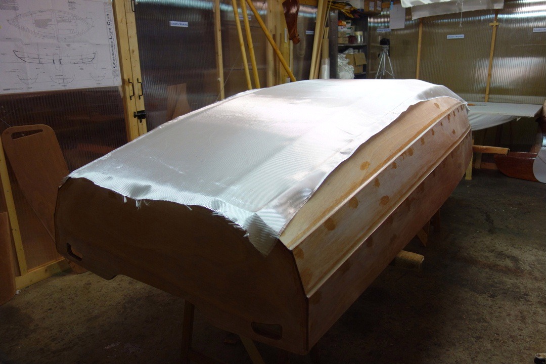 Nous avons drap&eacute; le tissu de verre sur la coque retourn&eacute;e pour l'op&eacute;ration suivante : la stratification de l'ext&eacute;rieur. Comme sur l'int&eacute;rieur, cette stratification ne concerne que le bas de la coque, sole et bord&eacute;s 1. 