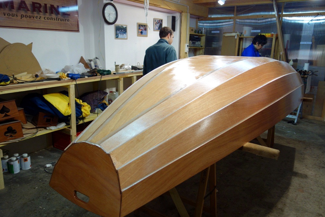 Il ne reste plus qu'&agrave; ajouter les listons, l'aileron et les fausse-quilles, et la coque sera termin&eacute;e. 