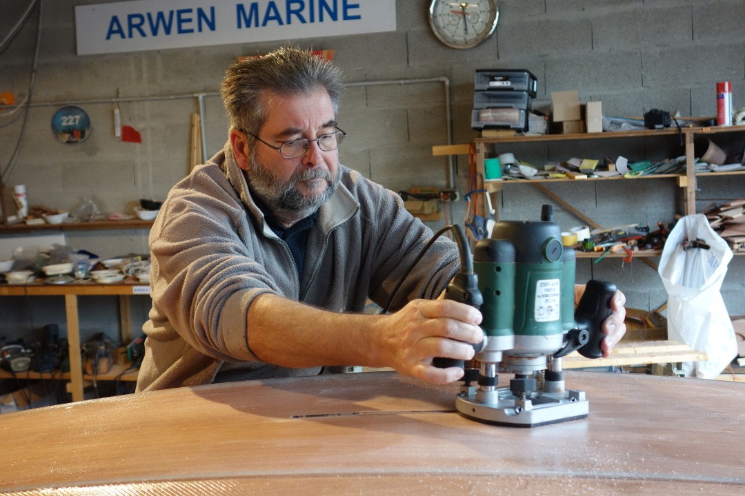 Et nous terminons avec une autre d&eacute;fonceuse mont&eacute;e et r&eacute;gl&eacute;e avec une fraise en quart de rond, &eacute;galement &agrave; guide, pour arrondir l'ar&ecirc;te tout autour de la fente du puits de d&eacute;rive. 