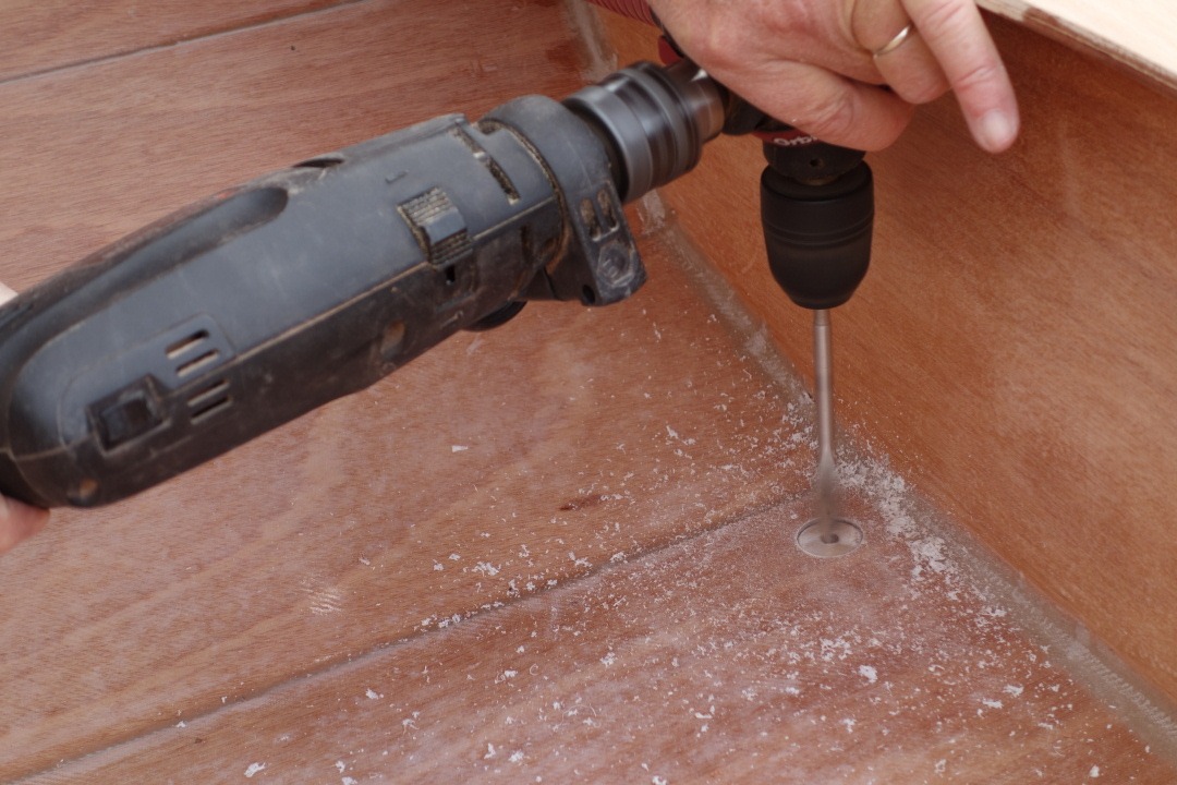 Per&ccedil;age en 26 mm pour le nable, dans le coin tribord de la sole, juste devant le caisson arri&egrave;re. Ce nable permettra d'&eacute;vacuer l'eau de nettoyage-rin&ccedil;age, le bateau &eacute;tant l&eacute;g&egrave;rement cabr&eacute; et pench&eacute;. C'est une des rares occasions d'utiliser mon renvoi d'angle... 