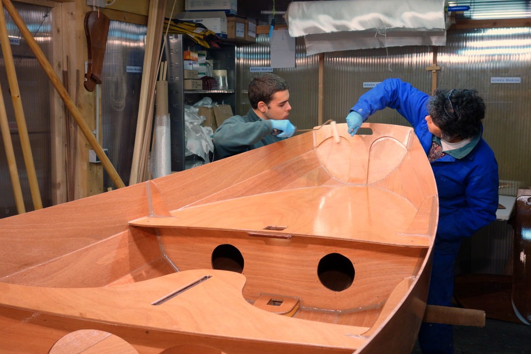 L'int&eacute;rieur re&ccedil;oit une couche int&eacute;grale d'&eacute;poxy : c'est la seconde sur les si&egrave;ges, la troisi&egrave;me sur les bord&eacute;s 2, 3 et 4 et les membrures et la quatri&egrave;me sur la sole et les bord&eacute;s 1. 