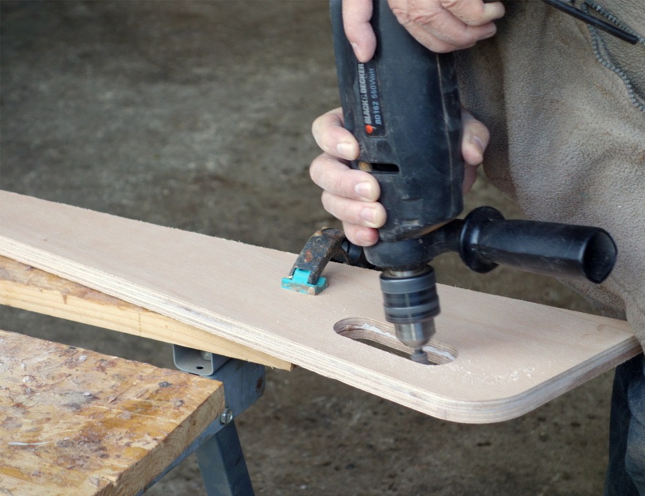 J'utilise une "lime rotative" (je ne sais pas si cela a un autre nom, mais c'est tr&egrave;s pratique pour rectifier toutes sortes d'ouvertures) afin d'&eacute;liminer les bavures de collage &agrave; l'int&eacute;rieur de la poign&eacute;e d&eacute;coup&eacute;e dans l'aileron. On peut l&eacute;gitimement se poser la question de l'utilit&eacute; de cette poign&eacute;e... 