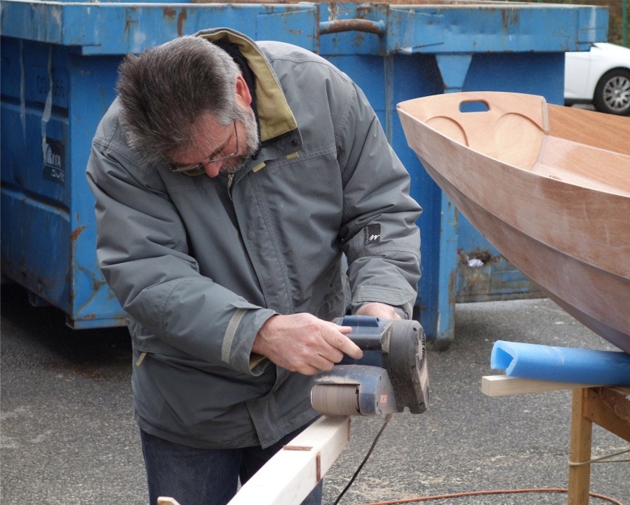 Ajustement de l'&eacute;paisseur des cales &agrave; la ponceuse &agrave; bande. Il faut penser &agrave; tenir la ponceuse de fa&ccedil;on &agrave; maintenir le biseau des cales. 