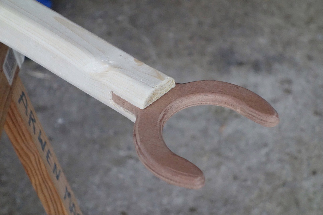 Une d&eacute;coupe est faite dans la b&ocirc;me pour y ins&eacute;rer l'encornat. Plus qu'&agrave; poncer un peu tout &ccedil;a et &agrave; coller, et on finira par une ou deux couches d'&eacute;poxy pour durcir la surface tendre du sapin. 