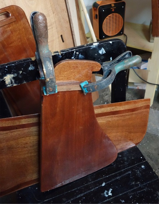 Entretemps, nous avons aussi coll&eacute; les petits &eacute;paulements qui soutiendront la barre sur les cot&eacute;s de la t&ecirc;te de gouvernail. 