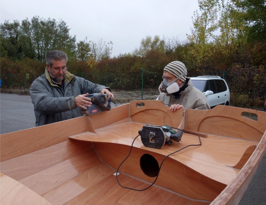 Nous commen&ccedil;ons par "araser" les listons : il s'agit de mettre de niveau les deux lattes et le haut du bord&eacute; 4, en &eacute;liminant les exc&egrave;s de colle. La d&eacute;fonceuse et la fraise en quart de rond serviront ensuite &agrave; arrondir l'angle sup&eacute;rieur ext&eacute;rieur des listons. 