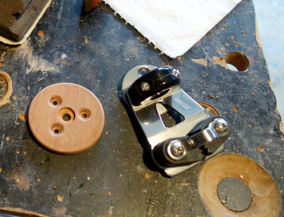 Apr&egrave;s les essais de gr&eacute;ement, nous rentrons au chaud pour finir les d&eacute;tails, notamment ces pastilles de fixation pour les tourelles d'&eacute;coute de foc. Ces tourelles ne sont biensur pas comprises dans l'&eacute;quipement standard, tr&egrave;s basique, mais je les trouve tr&egrave;s pratiques, en particulier lorsque l'on navigue sans &eacute;quipier. 