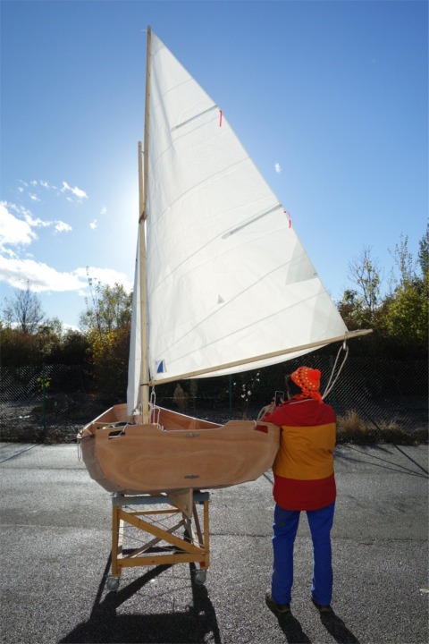J'aime bien le rond important sur la bordure libre (et vive les bordures libres !) Nous avons d&eacute;cid&eacute; de ne pas monter les haubans, par simplicit&eacute;, et nous verrons apr&egrave;s les premiers essais sous voile s'il y a lieu de les ajouter, en fonction du degr&eacute; de souplesse du m&acirc;t. Le foc est &eacute;quip&eacute; d'une ralingue de guindant en c&acirc;ble inox, donc on peut se limiter au deux haubans s'ils s'av&egrave;rent n&eacute;cessaires. 