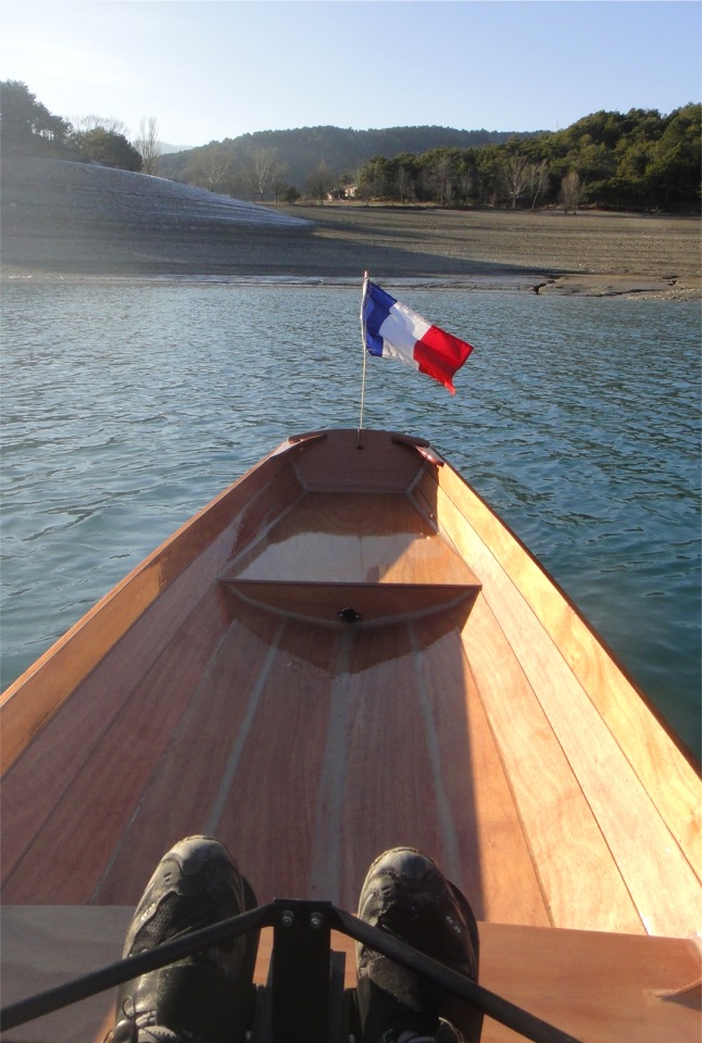Jolie note de couleur fournie par le pavillon tricolore. Notez la largeur des joints entre les bord&eacute;s de fond, par rapport &agrave; ceux des bord&eacute;s du haut : cette &eacute;paisseur "efface" partiellement la transition entre les bord&eacute;s et facilit&eacute; la stratification des 4 bord&eacute;s de fond. Vernis impeccable par-dessus. 