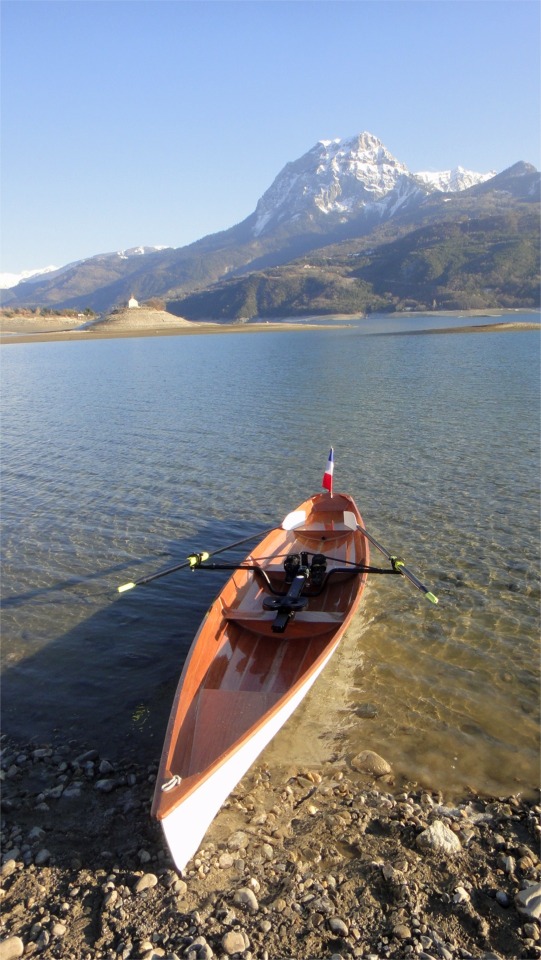Superbe arri&egrave;re-plan pour le Wherry d'Annapolis, &eacute;quip&eacute; du Piantedosi "Row-wing", fix&eacute; par deux boulons &agrave; travers les bancs, et donc tr&egrave;s rapidement mont&eacute; ou d&eacute;mont&eacute;, ce qui permet de l'utiliser sur plusieurs coques.