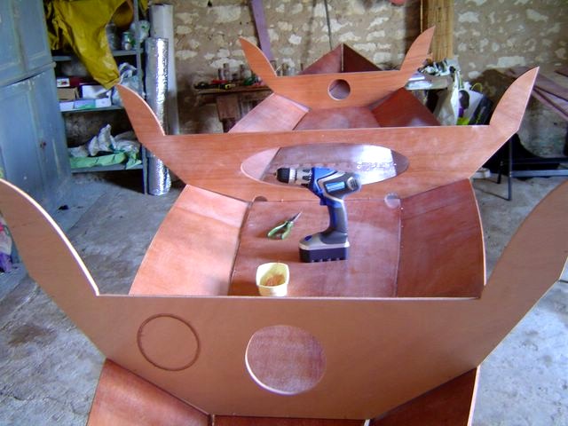 Et voici un autre Skerry : c'est celui que construit Bruno sur l'ile d'Ol&eacute;ron. Il va le gr&eacute;er en sloop houari (gr&eacute;ement standard du PassageMaker).