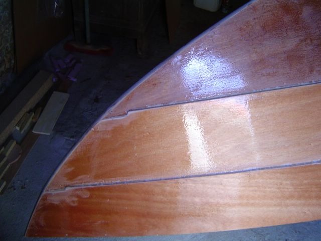 Bruno nous envoie les trois images suivantes de son Skerry en construction &agrave; Ol&eacute;ron. Ici, voici l'&eacute;trave avant stratification. 